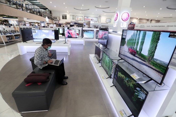 Karyawan mengecek salah satu produk elektronik di Jakarta, Jumat (3/12/2021).
