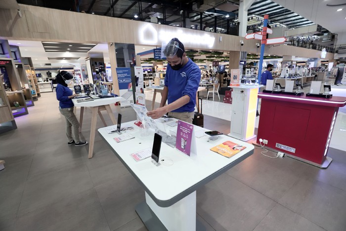 Karyawan mengecek salah satu produk elektronik di Jakarta, Jumat (3/12/2021).