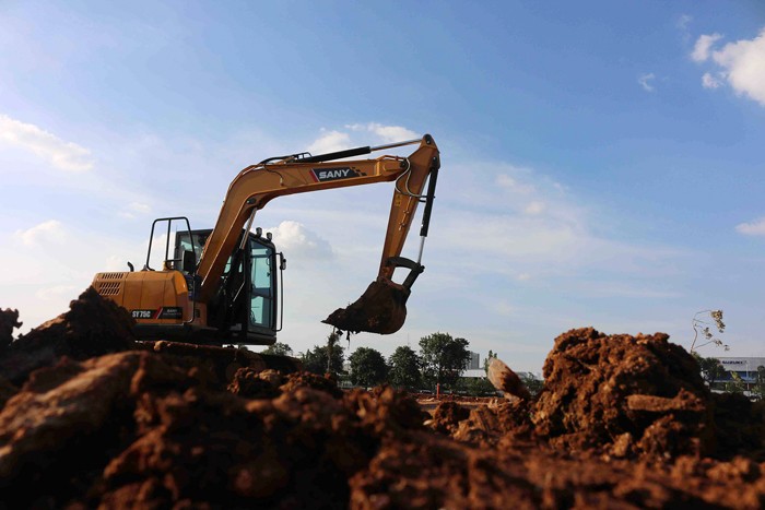 Pekerja menyelesaikan proyek revitalisasi Danau Sunter, Jakarta Utara, Jumat (3/12/2021).