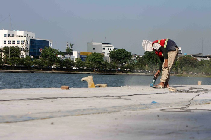 Pekerja menyelesaikan proyek revitalisasi Danau Sunter, Jakarta Utara, Jumat (3/12/2021).