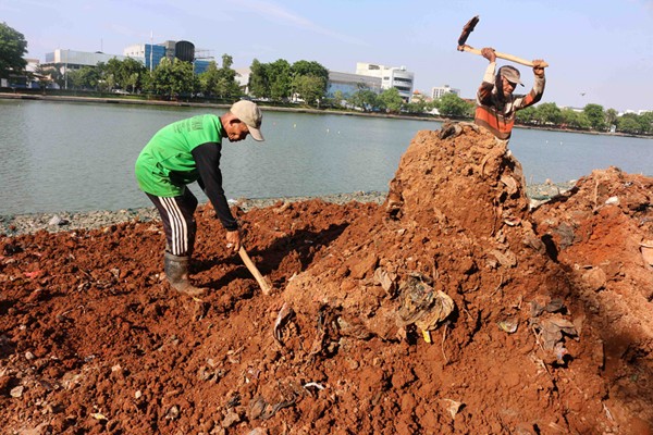 Pekerja menyelesaikan proyek revitalisasi Danau Sunter, Jakarta Utara, Jumat (3/12/2021).