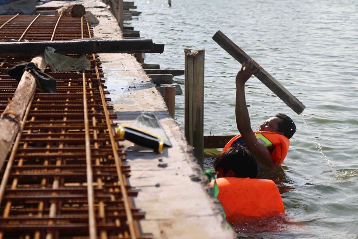 Pekerja menyelesaikan proyek revitalisasi Danau Sunter, Jakarta Utara, Jumat (3/12/2021).
