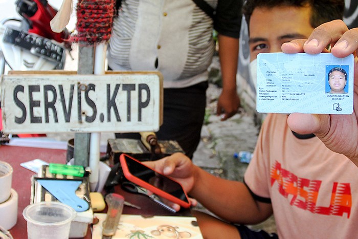 Warga saat melakukan servis kartu tanda penduduk (KTP) di kawasan Jakarta Timur, Jumat (3/12/2021).