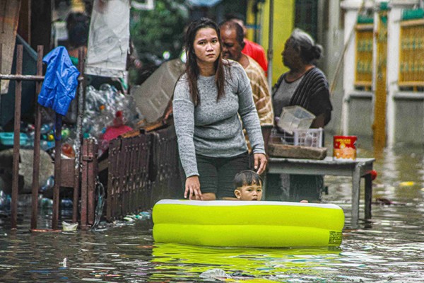 Warga beraktivitas saat banjir rob mengenangi rumahnya di Jalan Lodan Raya, Ancol, Jakarta Utara, Sabtu (4/11/2021).