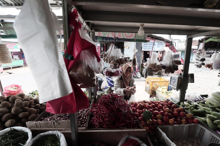 Aktivitas perdagangan di Pasar Kecapi, Kota Bekasi, Jawa Barat.