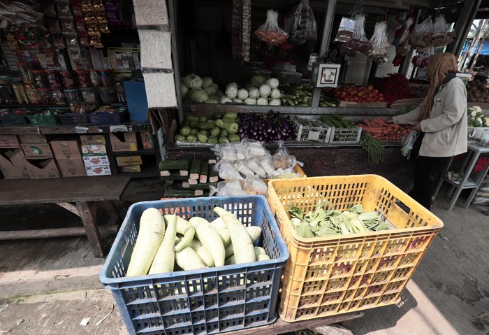 Aktivitas perdagangan di Pasar Kecapi, Kota Bekasi, Jawa Barat.