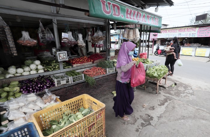 Aktivitas perdagangan di Pasar Kecapi, Kota Bekasi, Jawa Barat.