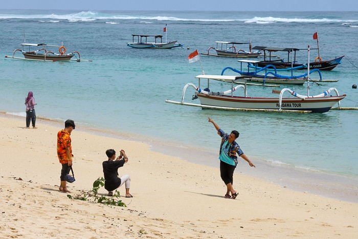 Wisatawan berfoto di Pantai Pandawa, Kuta Selatan, Bali, Sabtu (4/12/2021).