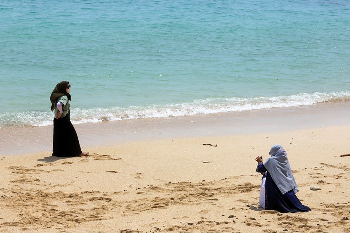 Wisatawan berfoto di Pantai Pandawa, Kuta Selatan, Bali, Sabtu (4/12/2021).