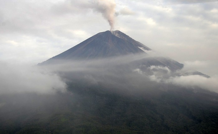Foto udara Gunung Semeru pascaerupsi di Jawa Timur, Minggu (5/12/2021).
