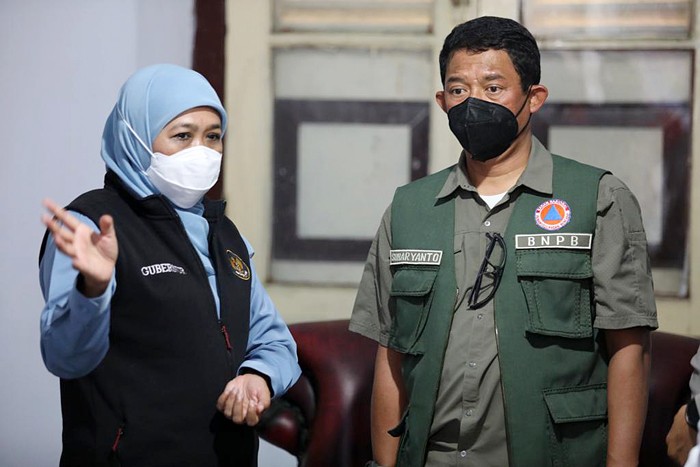 Kepala BNPB Letjen TNI Suharyanto (kanan) mendengarkan informasi terkini yang disampaikan oleh Gubernur Jawa Timur Khofifah Indar Parawansa.