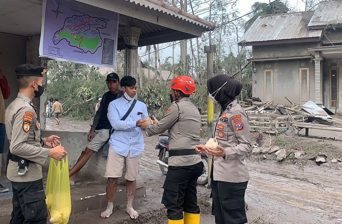 Operasi kemanusiaan Aman Nusa II dalam rangka menanggulangi bencana alam erupsi Gunung Semeru di Kabupaten Lumajang, Jawa Timur (Jatim).