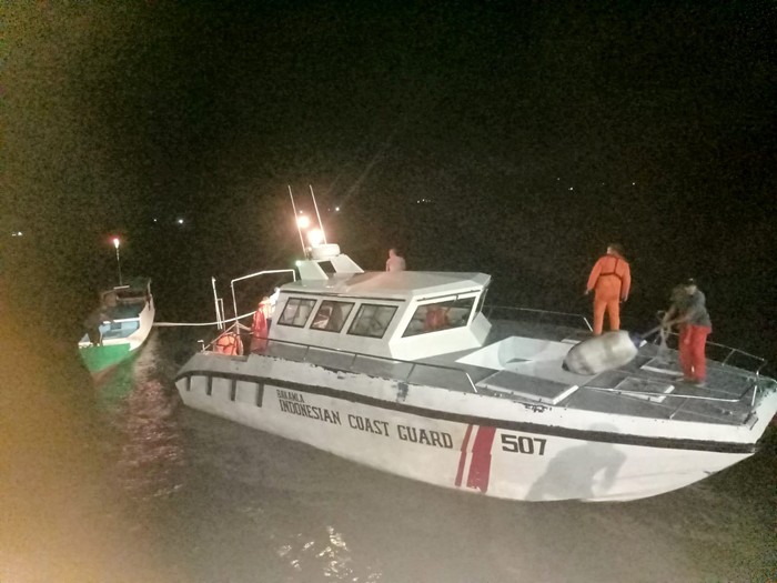 Tim SAR gabungan berhasil evakuasi sebuah Longboat yang mengalami mati mesin di perairan Tanjung Tamedan, Tual, Minggu (5/12/2021).