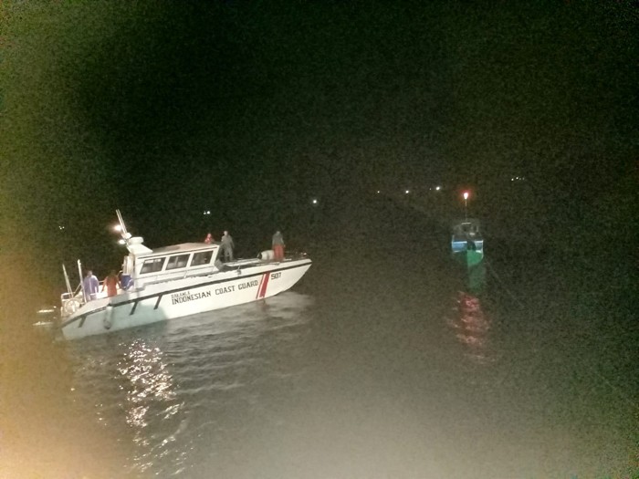 Tim SAR gabungan berhasil evakuasi sebuah Longboat yang mengalami mati mesin di perairan Tanjung Tamedan, Tual, Minggu (5/12/2021).