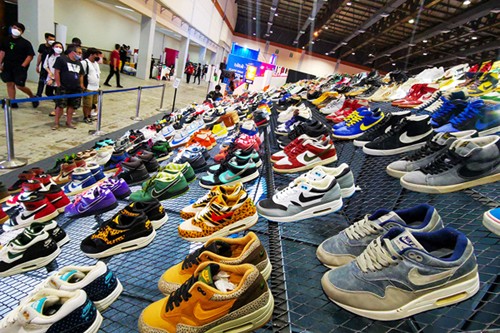 Pengunjung mengamati produk yang ditawarkan pada acara Urban Sneaker Society 2021 di Jakarta Convention Center, Senayan, Jakarta, Minggu (5/12/2021).