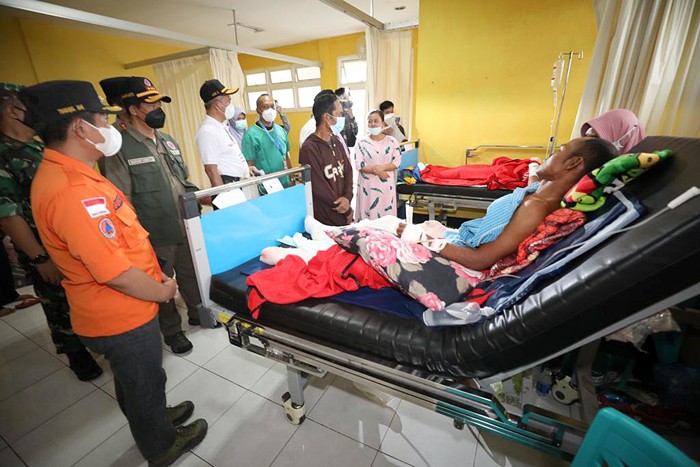 Kepala BNPB Letjen TNI Suharyanto bersama Menko PMK Muhadjir Effendy dan Bupati Lumajang Thoriqul Haq mengunjungi Rumah Sakit Umum Daerah (RSUD) Pasirian.