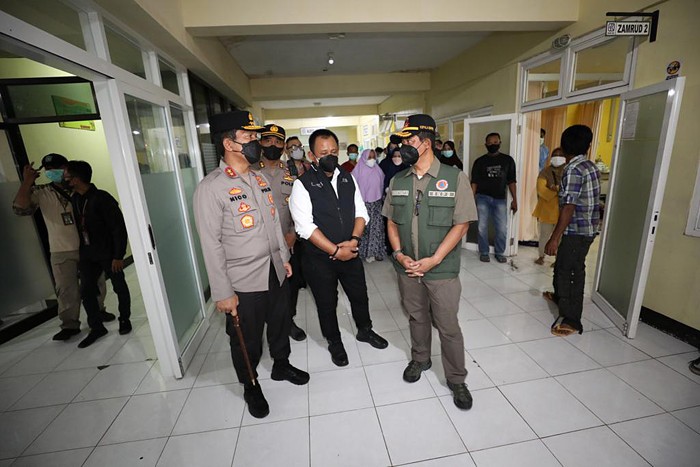Kepala BNPB Letjen TNI Suharyanto bersama Menko PMK Muhadjir Effendy dan Bupati Lumajang Thoriqul Haq mengunjungi Rumah Sakit Umum Daerah (RSUD) Pasirian.