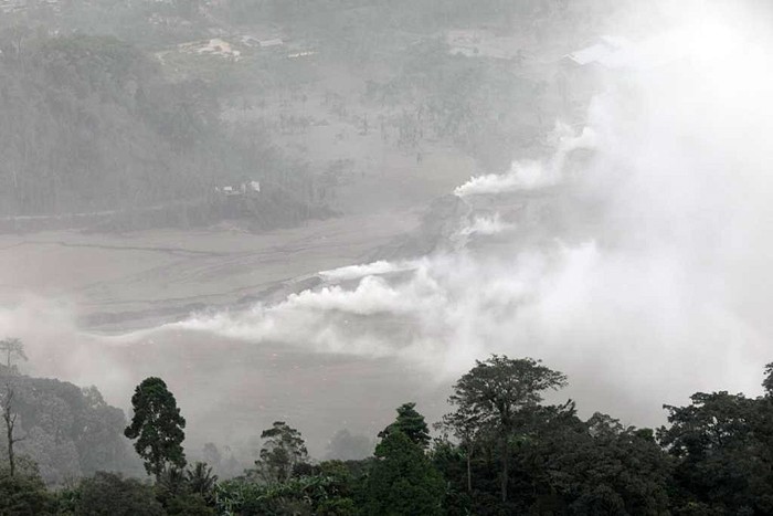 Kondisi di sepanjang daerah aliran lahar di Curah Kobokan mengalami kerusakan dan tertutup material vulkanik dari awan panas guguran Gunung Semeru.
