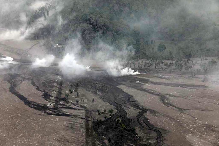 Kondisi di sepanjang daerah aliran lahar di Curah Kobokan mengalami kerusakan dan tertutup material vulkanik dari awan panas guguran Gunung Semeru.