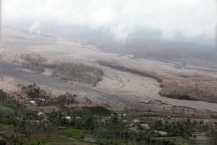 Kondisi di sepanjang daerah aliran lahar di Curah Kobokan mengalami kerusakan dan tertutup material vulkanik dari awan panas guguran Gunung Semeru.