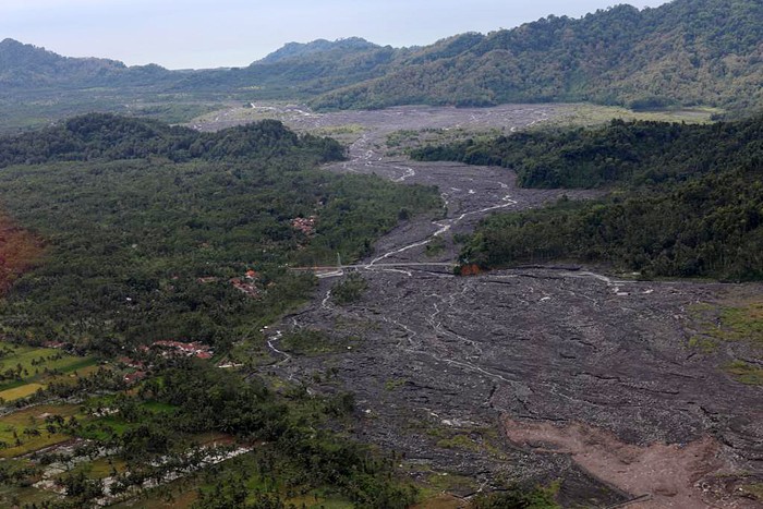 Kondisi di sepanjang daerah aliran lahar di Curah Kobokan mengalami kerusakan dan tertutup material vulkanik dari awan panas guguran Gunung Semeru.