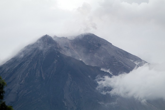 Kawah Jonggring Saloko masih mengepulkan asap putih usai memuntahkan material vulkanik ke arah Besuk Kobokan.