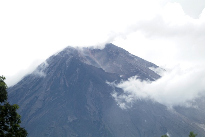 Kawah Jonggring Saloko masih mengepulkan asap putih usai memuntahkan material vulkanik ke arah Besuk Kobokan.