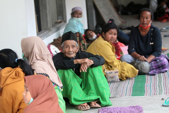 Pengungsi korban letusan Gunung Semeru menempati ruang-ruang kelas SD Negeri Supiturang 4 dengan kondisi seadanya di Kabupaten Lumajang, Jawa Timur.