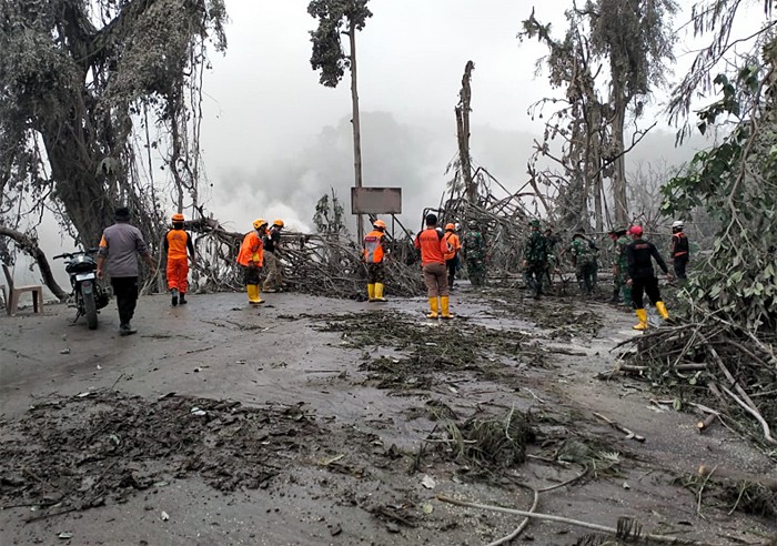 Prajurit TNI AU mengevakuasi seorang anak saat operasi pencarian korban di Desa Sumberwuluh, Lumajang, Jawa Timur, Senin (6/12/2021).