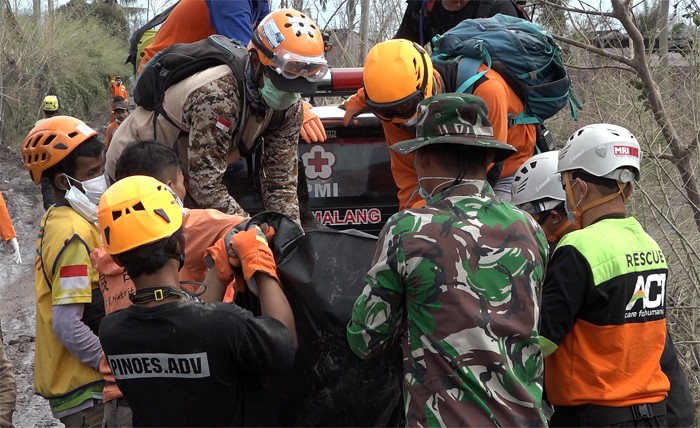 Relawan gabungan melakukan evakuasi korban erupsi Gunung Semeru di Desa Supiturang, Kecamatan Candipuro, Kabupaten Lumajang, Jawa Timur, Selasa (7/12/2021).