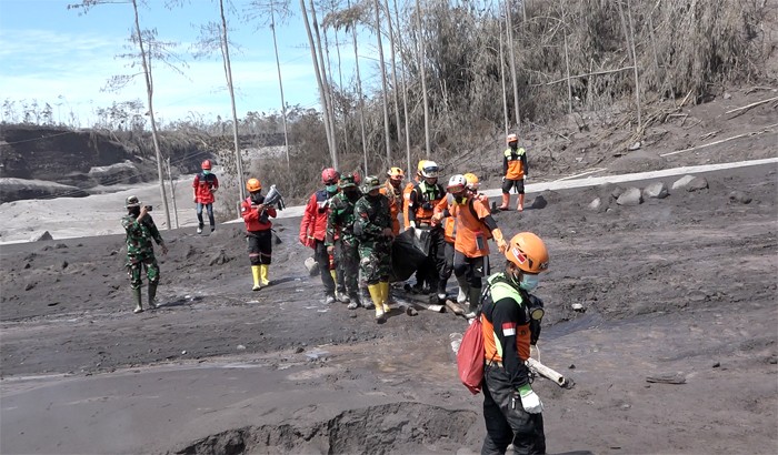 Relawan gabungan melakukan evakuasi korban erupsi Gunung Semeru di Desa Supiturang, Kecamatan Candipuro, Kabupaten Lumajang, Jawa Timur, Selasa (7/12/2021).