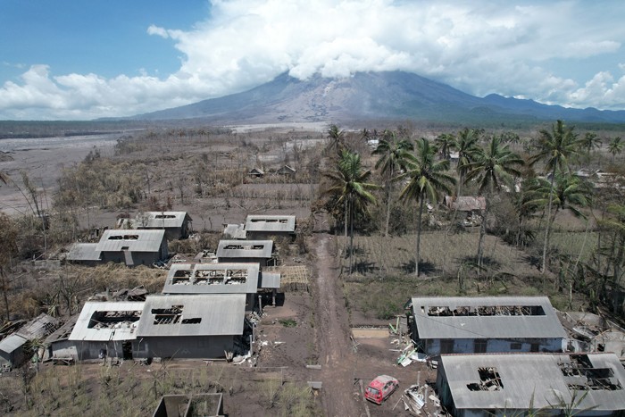Relawan gabungan melakukan evakuasi korban erupsi Gunung Semeru di Desa Supiturang, Kecamatan Candipuro, Kabupaten Lumajang, Jawa Timur, Selasa (7/12/2021).