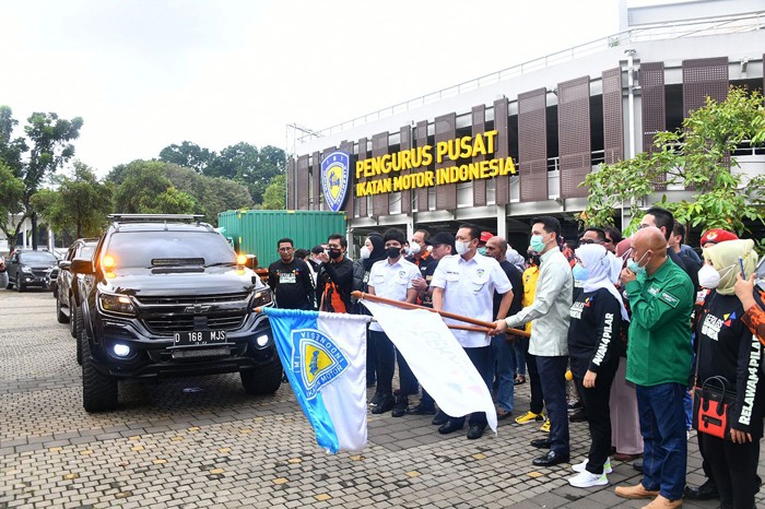 Ketua MPR RI Bambang Soesatyo mendonasikan 6 bulan gajinya sebagai Ketua MPR RI mulai Desember 2021 hingga 6 bulan ke depan.