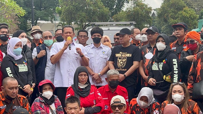Ketua MPR RI Bambang Soesatyo mendonasikan 6 bulan gajinya sebagai Ketua MPR RI mulai Desember 2021 hingga 6 bulan ke depan.