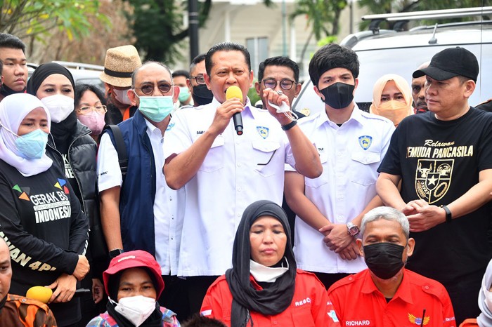 Ketua MPR RI Bambang Soesatyo mendonasikan 6 bulan gajinya sebagai Ketua MPR RI mulai Desember 2021 hingga 6 bulan ke depan.
