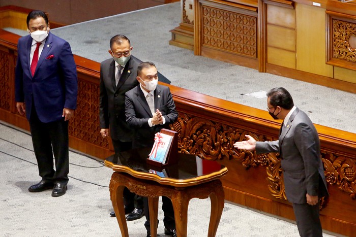 Rapat paripurna DPR Ke-10 masa Persidangan II Tahun Sidang 2021-2022 di Kompleks Parlemen, Senayan, Jakarta, Selasa (7/12/2021).