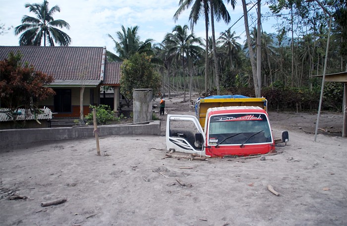 Disaster Management Center (DMC) Dompet Dhuafa bersama relawan gabungan membantu pencarian korban di Kampung Renteng dan Kebondeli.