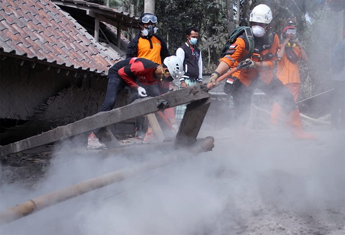 Disaster Management Center (DMC) Dompet Dhuafa bersama relawan gabungan membantu pencarian korban di Kampung Renteng dan Kebondeli.
