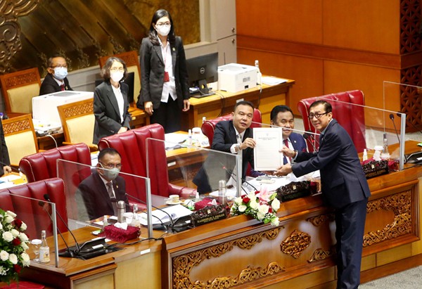 Rapat paripurna DPR Ke-10 masa Persidangan II Tahun Sidang 2021-2022 di Kompleks Parlemen, Senayan, Jakarta, Selasa (7/12/2021).