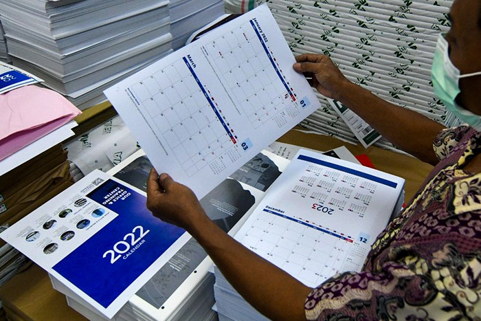 Pekerja saat menyelesaikan pembuatan kalender tahun 2022 di Jakarta Pusat, Senin (6/12/2021).