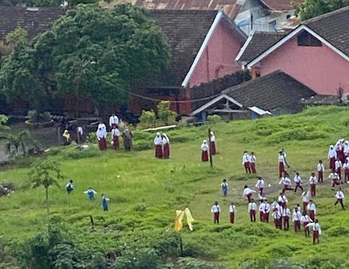 Kapolri Jenderal Listyo Sigit Prabowo meninjau kondisi alur lahar Gunung Semeru menggunakan helikopter polri, Lumajang, Jawa Timur, Selasa (7/12/2021).