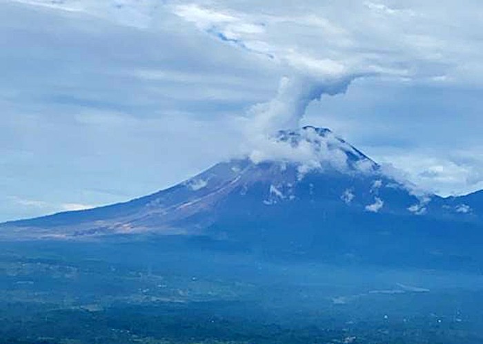 Kapolri Jenderal Listyo Sigit Prabowo meninjau kondisi alur lahar Gunung Semeru menggunakan helikopter polri, Lumajang, Jawa Timur, Selasa (7/12/2021).
