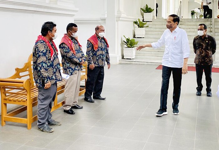 Presiden Joko Widodo menerima enam perwakilan warga Liang Melas Datas, Kabupaten Karo, Provinsi Sumatera Utara di Istana Merdeka, Jakarta.