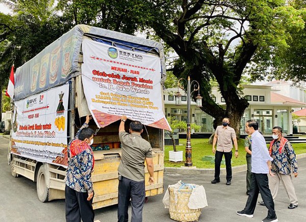Presiden Joko Widodo menerima enam perwakilan warga Liang Melas Datas, Kabupaten Karo, Provinsi Sumatera Utara di Istana Merdeka, Jakarta.