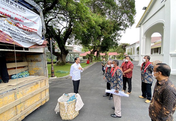 Presiden Joko Widodo menerima enam perwakilan warga Liang Melas Datas, Kabupaten Karo, Provinsi Sumatera Utara di Istana Merdeka, Jakarta.