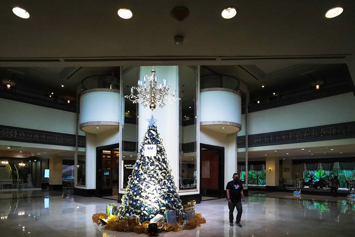 Suasana ornamen pohon natal terpasang menghiasi lobi hotel di kawasan Jakarta Selatan, Selasa (7/12/2021).