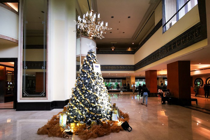 Suasana ornamen pohon natal terpasang menghiasi lobi hotel di kawasan Jakarta Selatan, Selasa (7/12/2021).