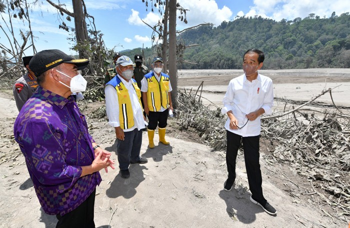 Presiden Jokowi didampingi Menteri PUPR Basuki Hadimuljono meninjau Jalan Penghubung Lumajang Malang yang tertimbun akibat erupsi Gunung Semeru.