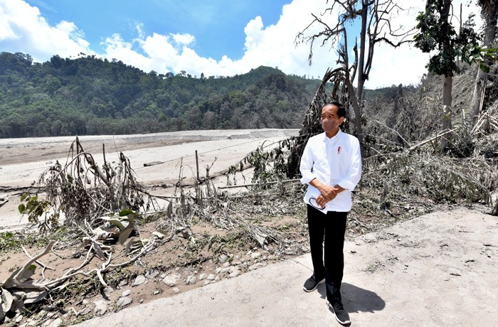 Presiden Jokowi didampingi Menteri PUPR Basuki Hadimuljono meninjau Jalan Penghubung Lumajang Malang yang tertimbun akibat erupsi Gunung Semeru.