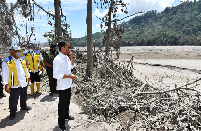 Presiden Jokowi didampingi Menteri PUPR Basuki Hadimuljono meninjau Jalan Penghubung Lumajang Malang yang tertimbun akibat erupsi Gunung Semeru.